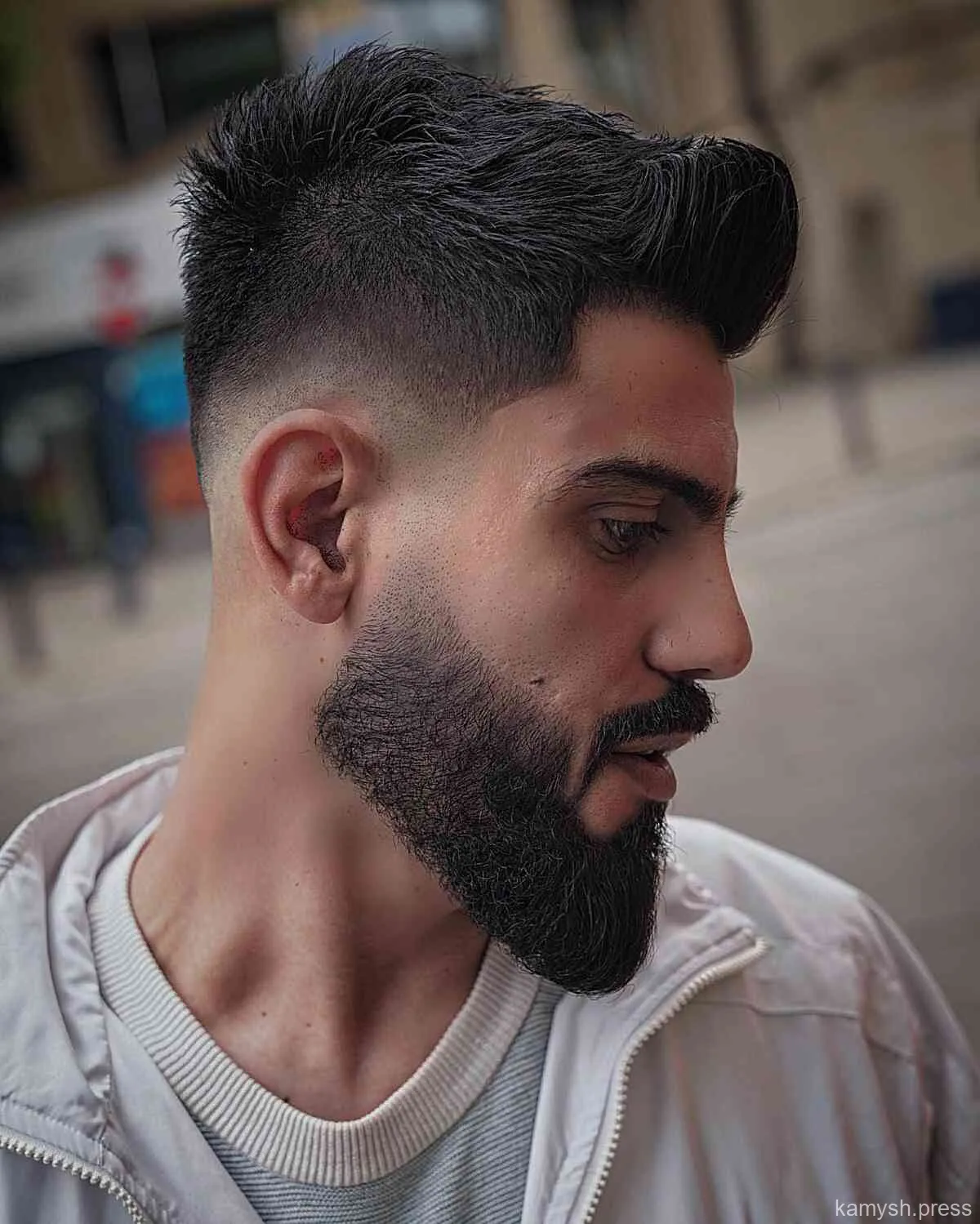 23. Низкий фейд и зачёс набок