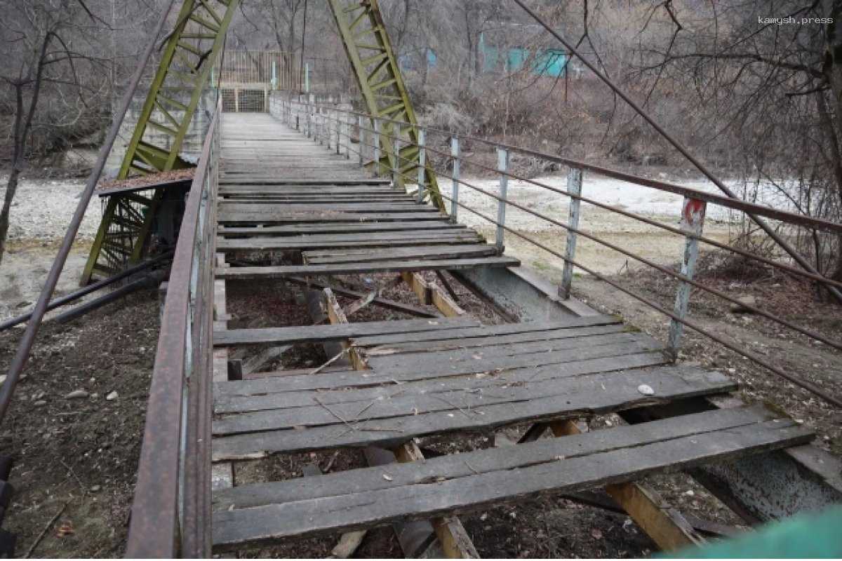 В Нальчике власти закрыли аварийный пешеходный мост