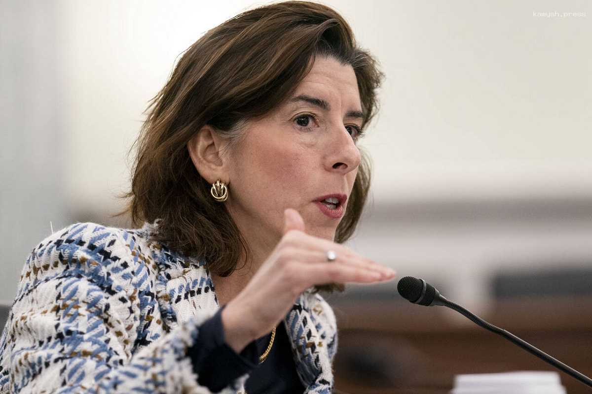 Глава минторга Раймондо заявила о превосходстве микрочипов США над китайскими