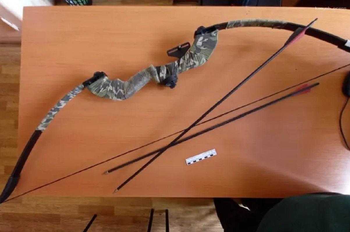 Мужчина два раза выстрелил в мать из лука после просьбы найти работу, женщина спасалась у соседей