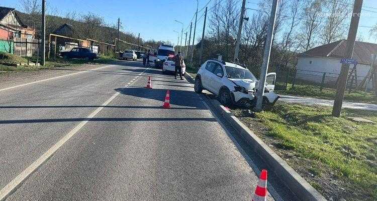 На Кубани машина сбила ехавшего по дороге ребенка на велосипеде и врезалась в столб