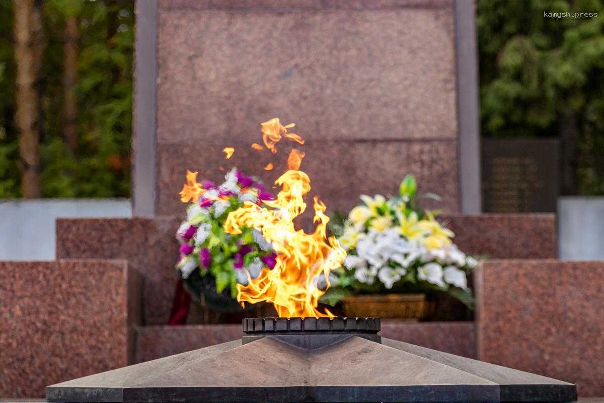 В Херсоне возле мемориала Победы появились противотанковые ежи