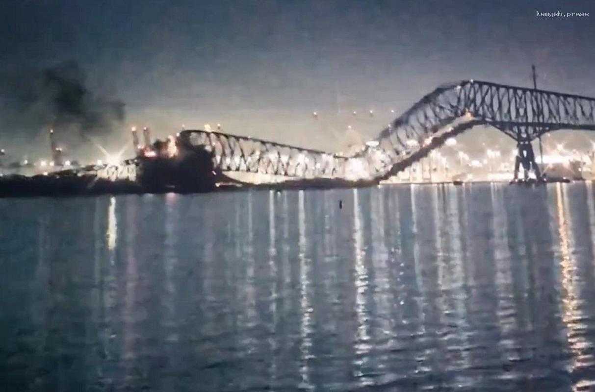 Инцидент с мостом в США - ЧП с большим числом пострадавших, в воду упали автомобили с людьми