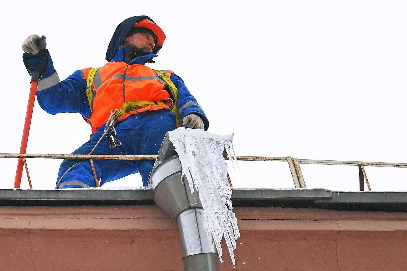 Ямальцев просят быть внимательнее к весенним сосулькам и крышам