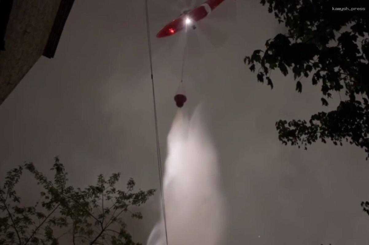 В ходе тушения пожара на заводе в Перово запросили три вертолета, которые сбросили на горящие конструкции 235 тонн воды