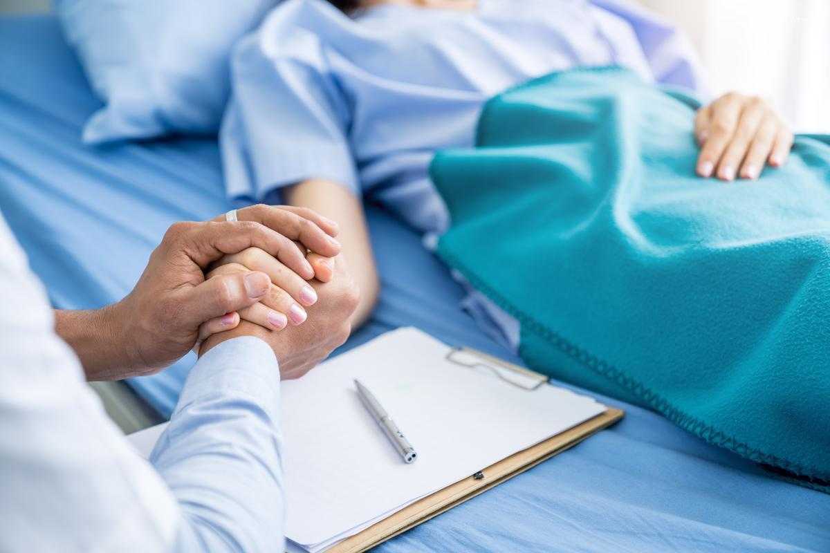 Врач Иванов назвал первые симптомы рака слюнной железы