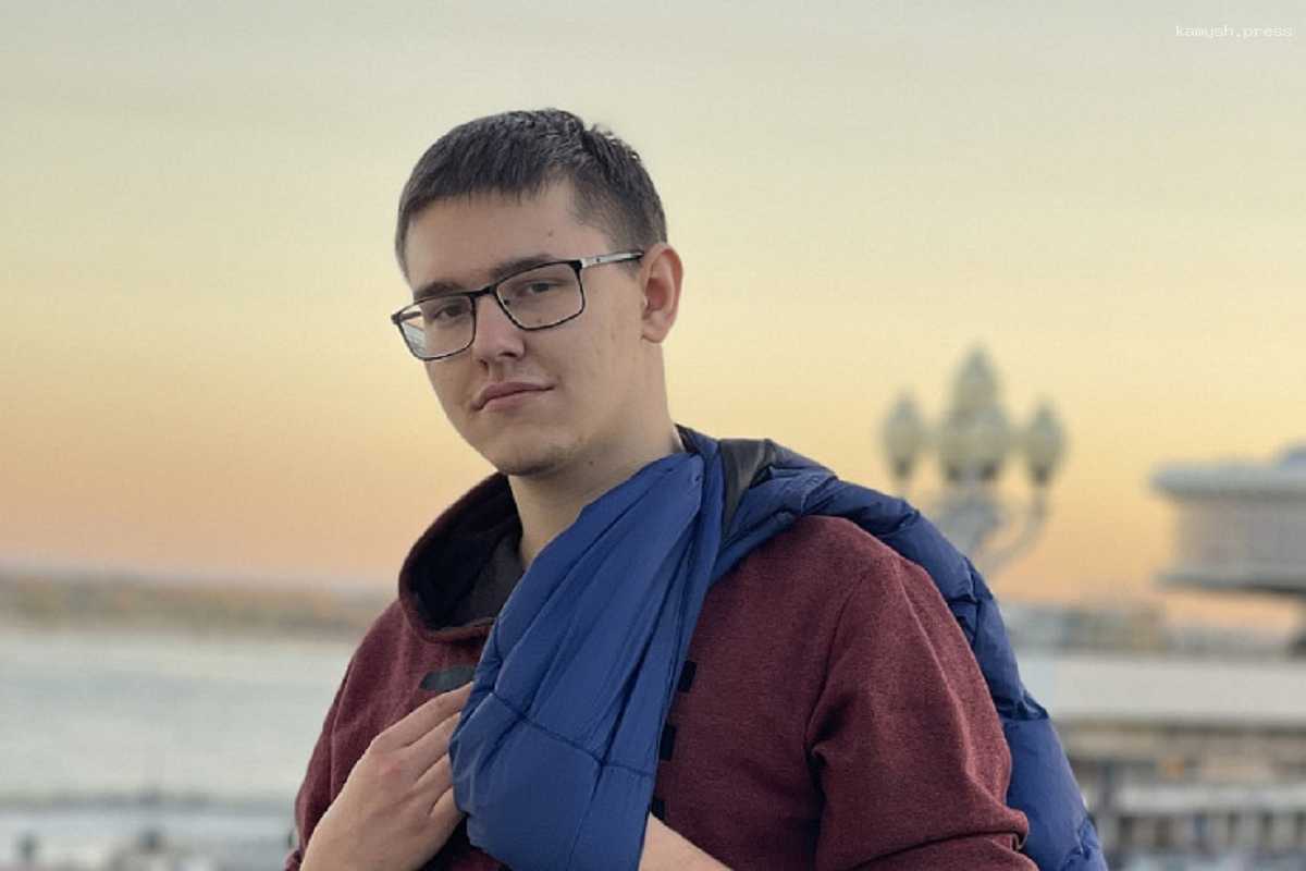 Активист-комсомолец из Ростова поздравил Ленина с днем рождения мемом с нацисткой фуражкой