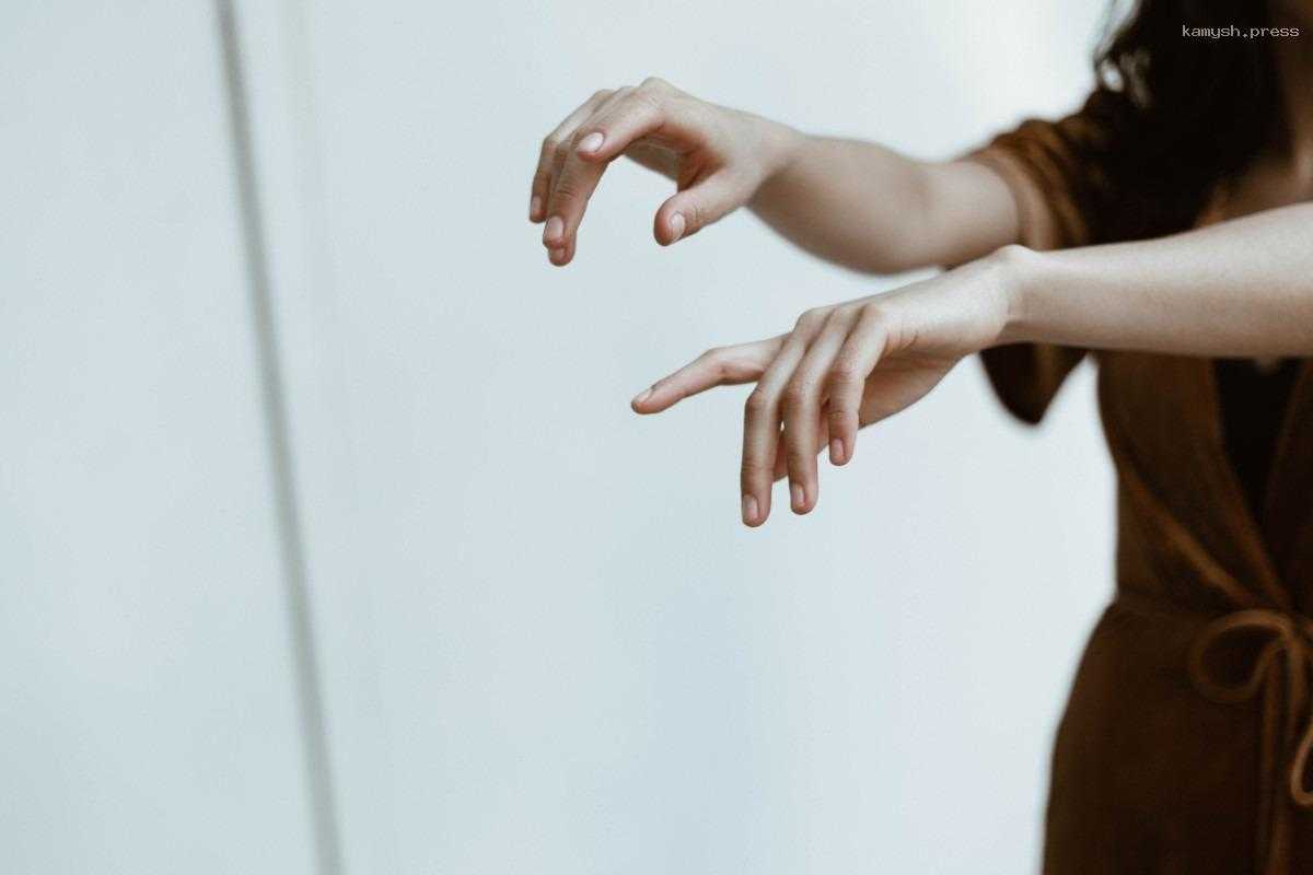 Врач назвала причины дрожи в руках