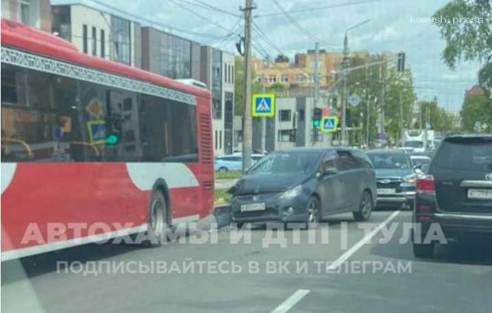 В Туле иномарка столкнулась с автобусом