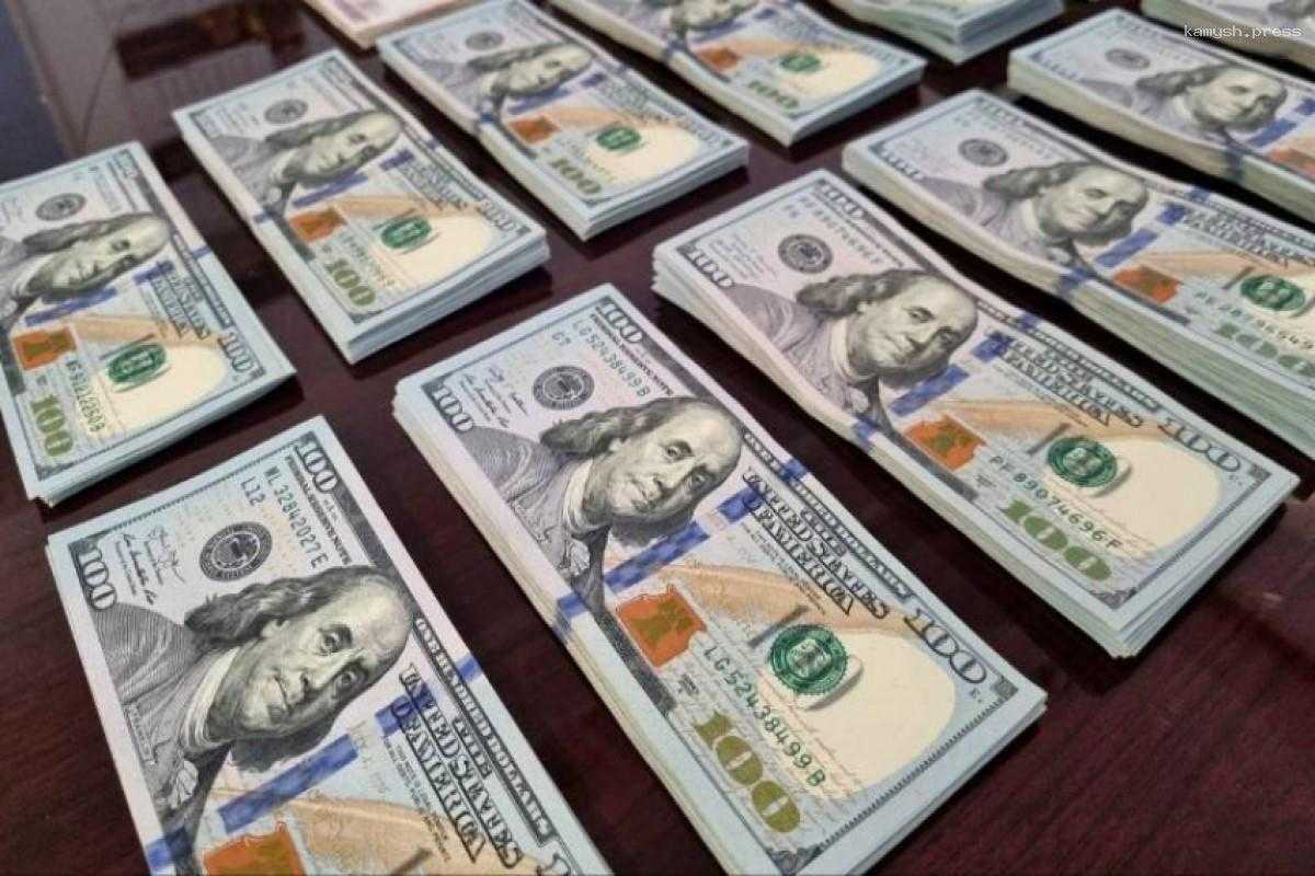 Мужчине, пытавшемуся ввезти 40 тысяч долларов в Россию, грозит до 2 лет тюрьмы