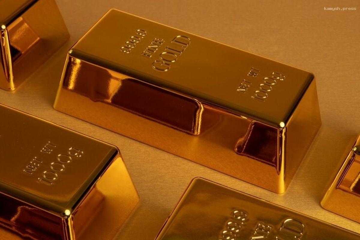 Золото максимально подешевело за год