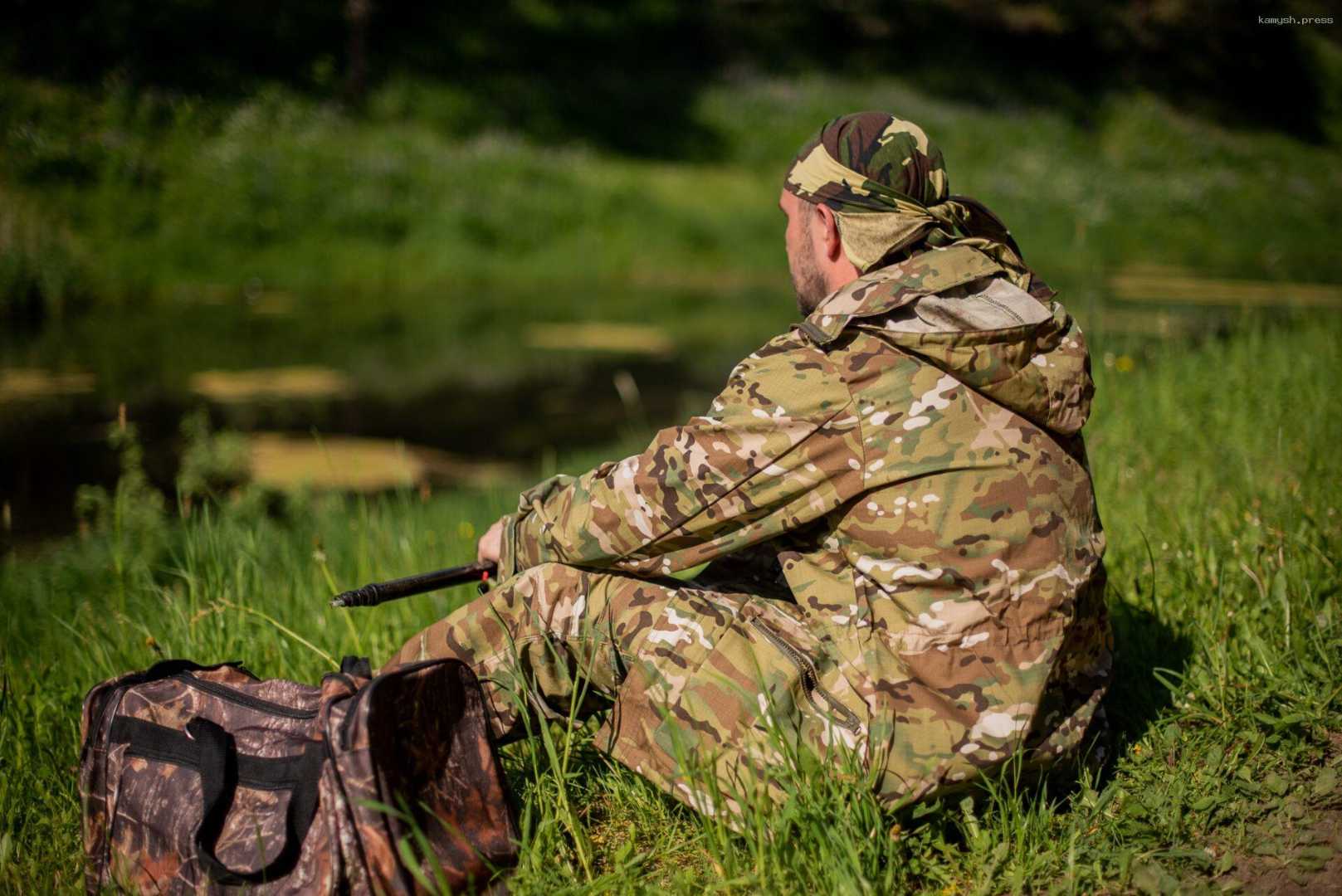 Мужчин Курской области попросили снять камуфляж
