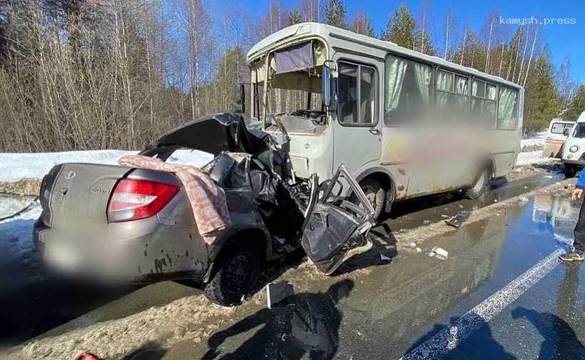 Два человека погибли и пять пострадали при столкновении автобуса и легковушки в Удмуртии