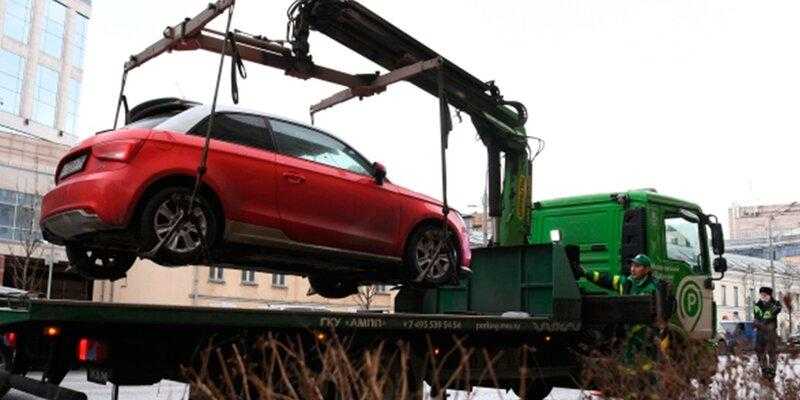 Жительница Домодедова ударила в глаз полицейского, который эвакуировал ее автомобиль