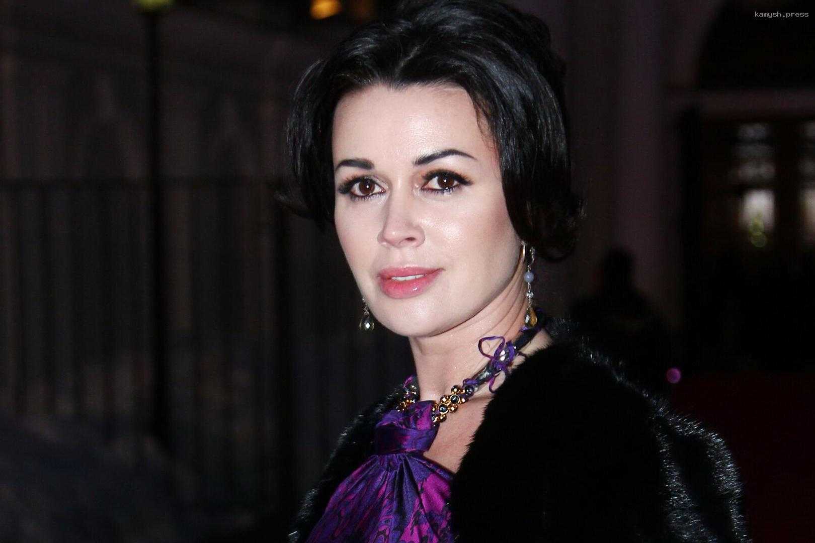 Дочь Анастасии Заворотнюк покинула РФ в канун дня рождения матери