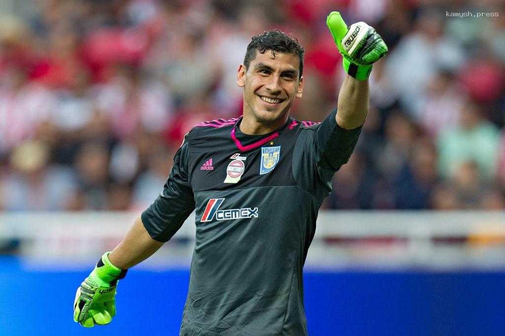 В Мексике футбольный голкипер весь второй тайм пытался ослепить вратаря соперника