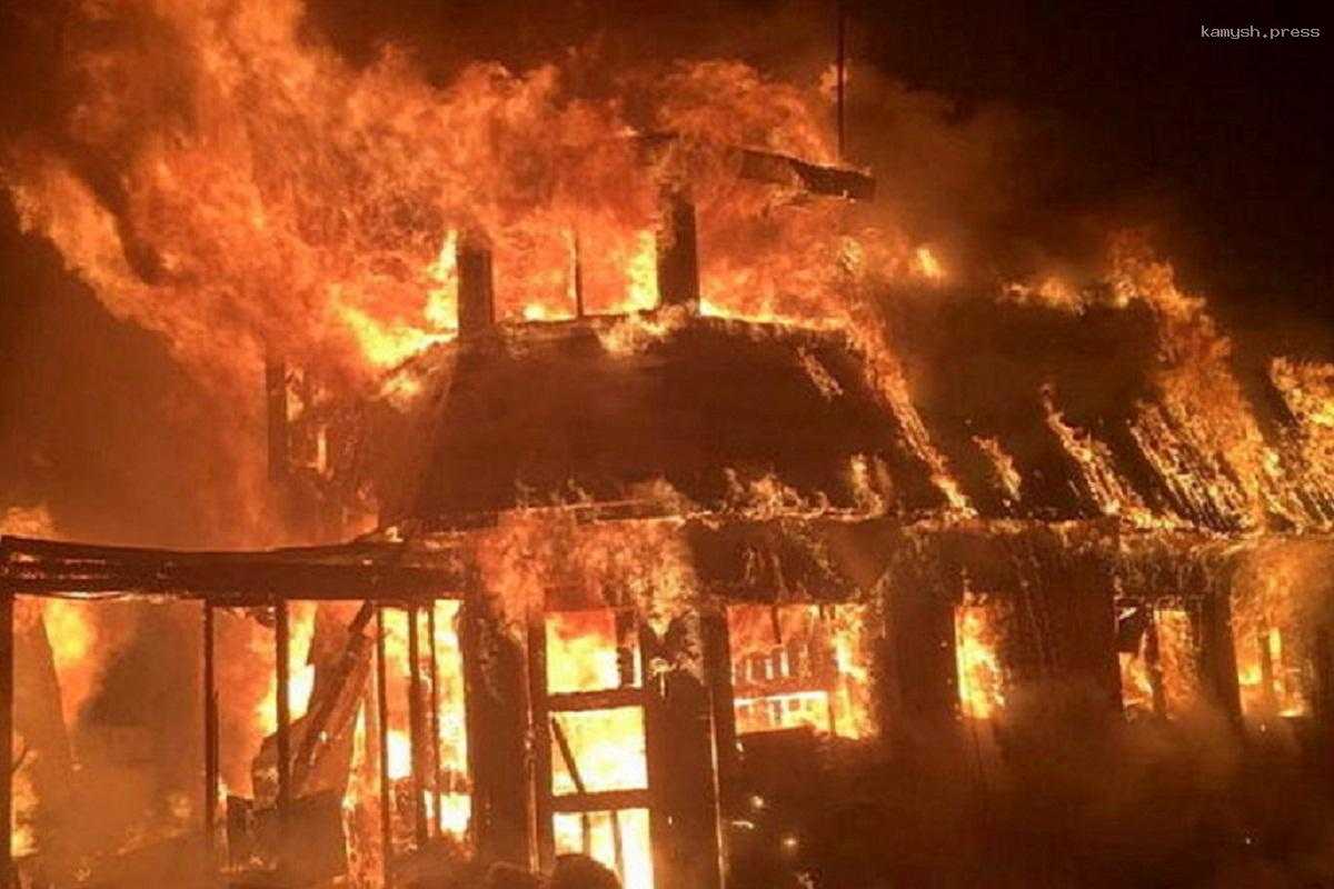 В поселке Русская Поляна в Омской области в пожаре сгорели мужчина и две женщины