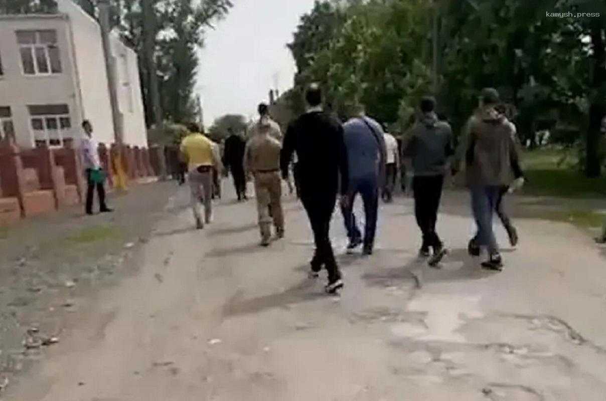 В Ростовской области полиция разбирается в школьном конфликте ученика и учителя, власти предостерегают граждан от провокаций