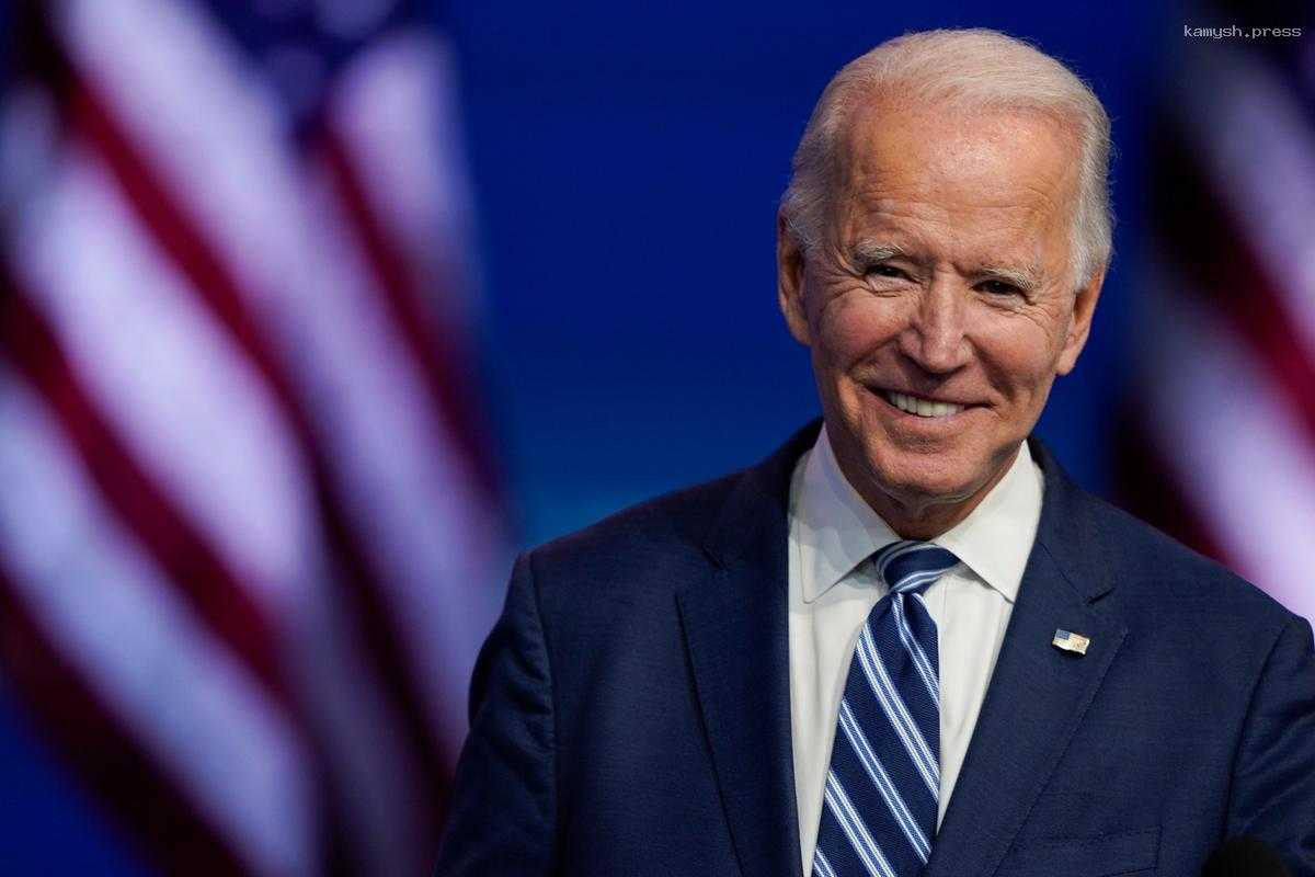 Байден по результату опроса опередил Трампа