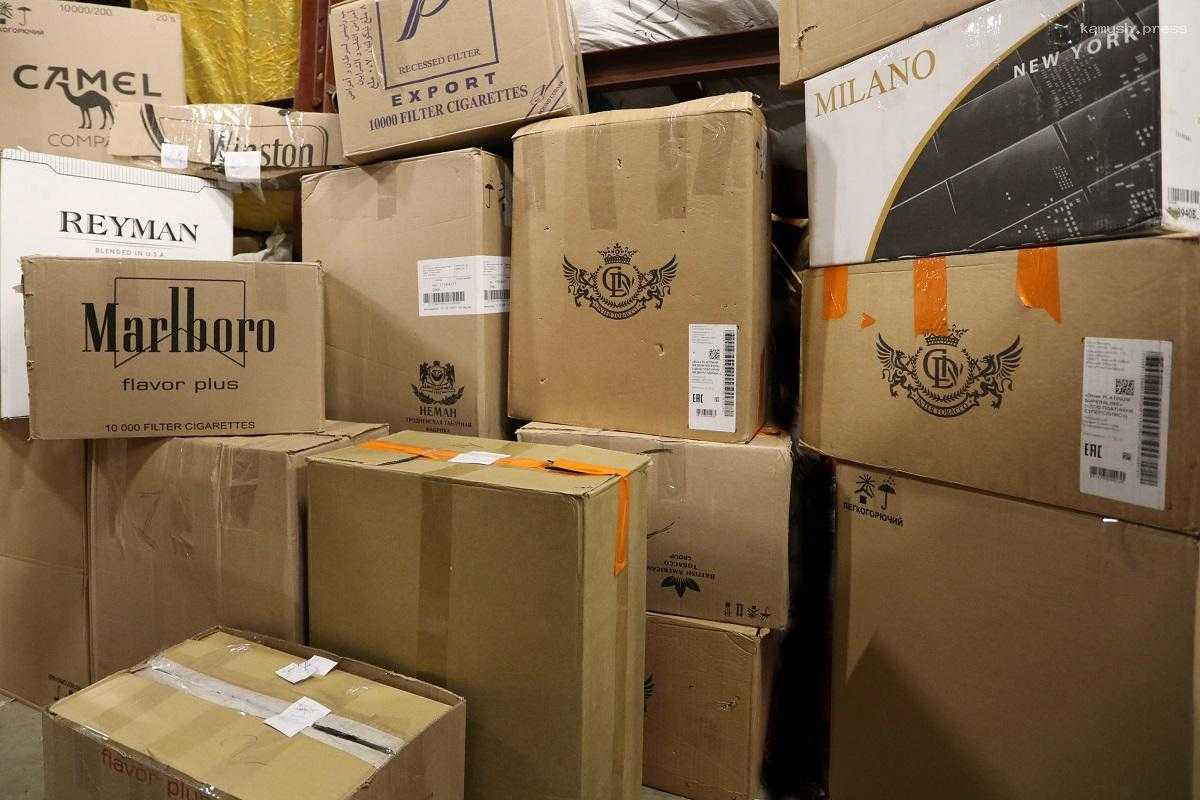 Сотрудники таможни и ФСБ  изъяли почти 8000 пачек нелегальных сигарет в новосибирском ТК