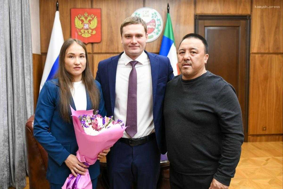 Глава Хакасии Коновалов встретился с вице-чемпионкой Европы Натальей Малышевой