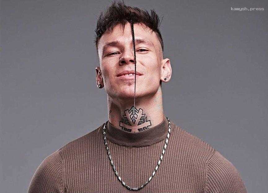 Певцу Niletto прооперировали ногу