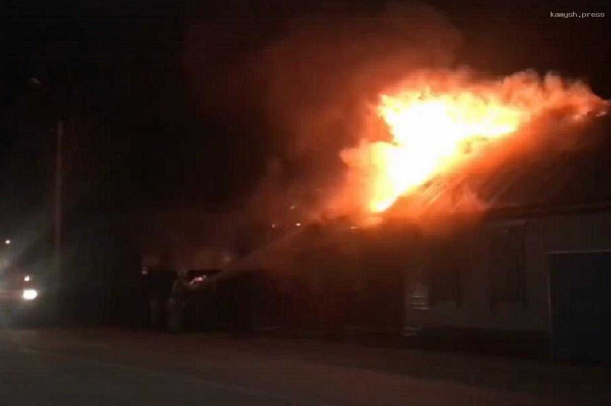 В Бурятии при пожаре в 2-квартирном доме погибли женщина и двое детей, огонь бушевал на 45 кв.м