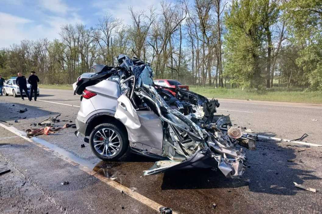 В Краснодарском крае погиб 14-летний водитель иномарки в ДТП с фурой