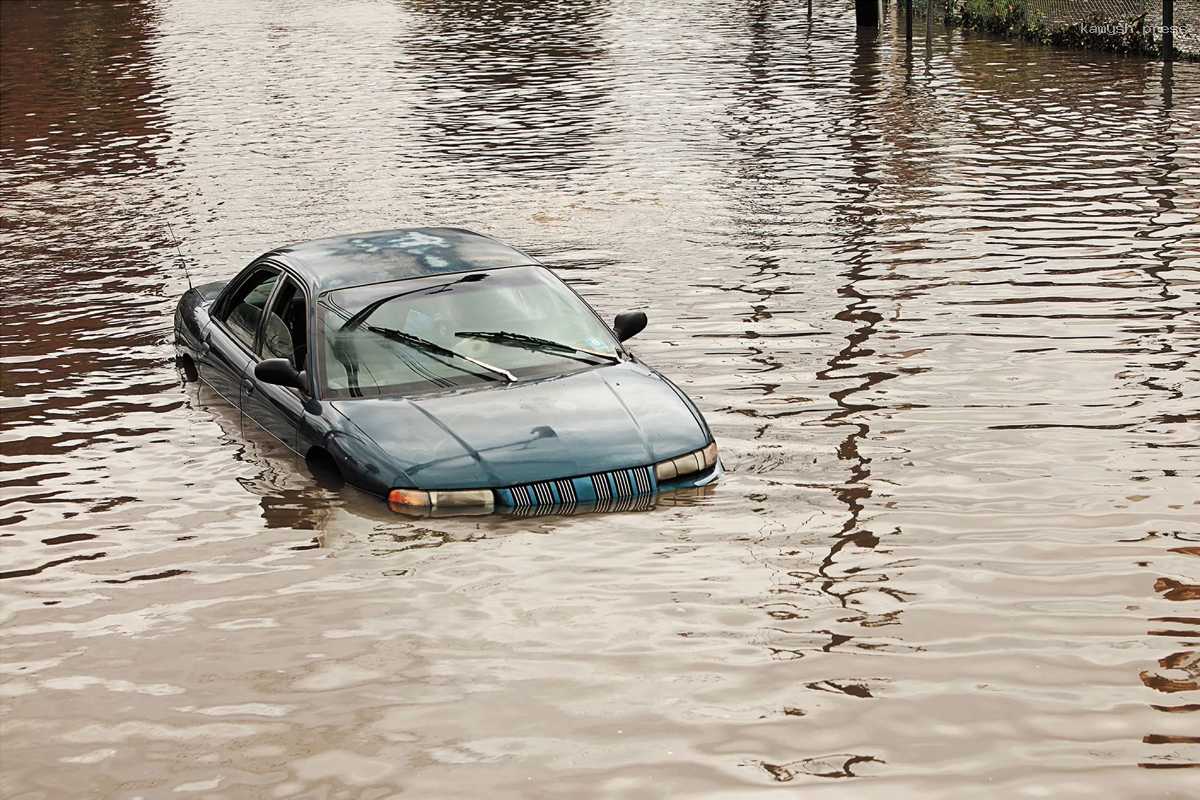 Юрист рассказал, в каких случаях автовладелец может получить компенсацию за затопление машины