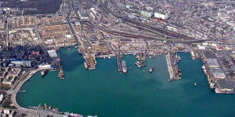 Британская разведка показала, как ЧФ РФ пытается предотвратить атаки на свои корабли в порту Новороссийска (фото)