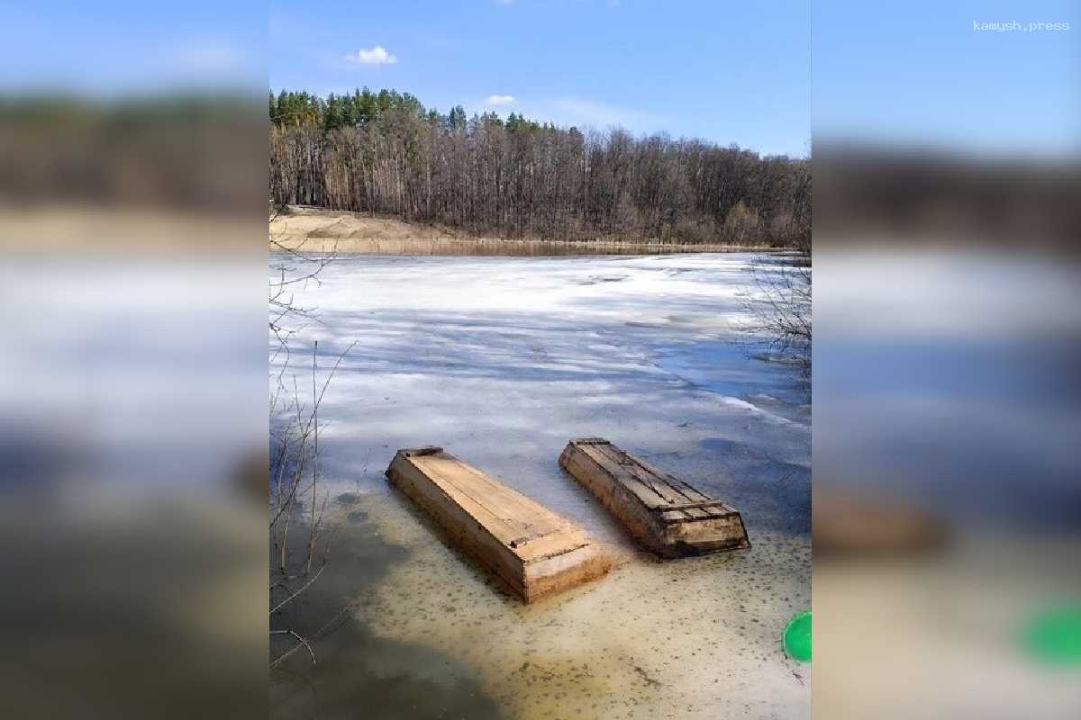 Жителей Саранска напугали гробы, плавающие в Лесном озере