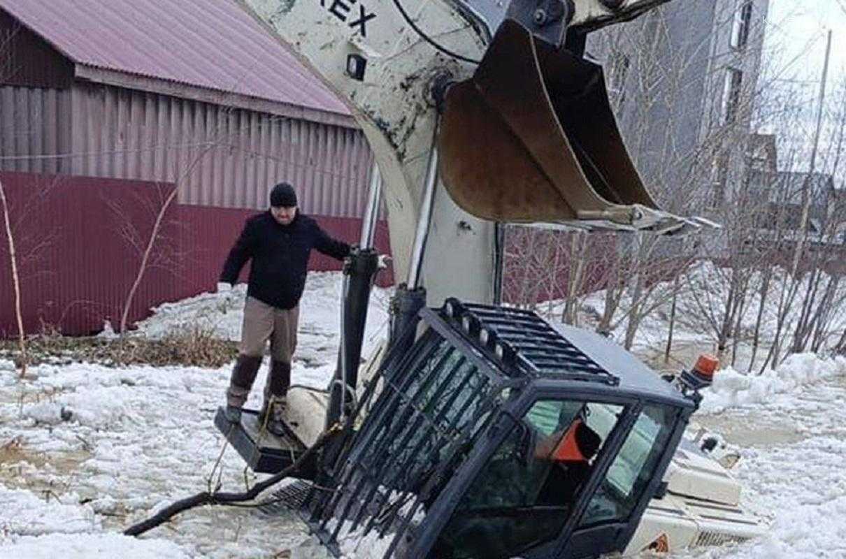 Экскаватор чуть не затонул во время спасения пенсионерки из Южно-Сахалинска, технику удалось вытащить из воды