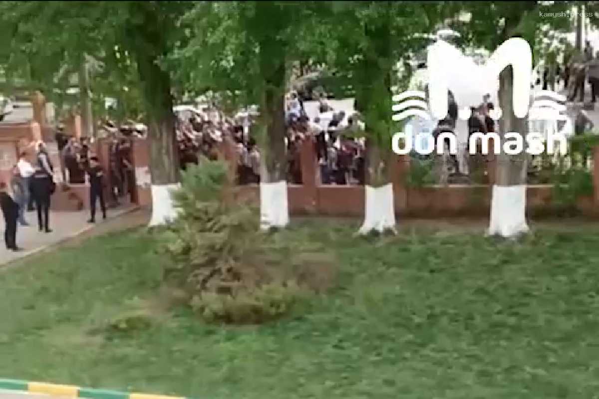 В Батайске члены «Русской общины» блокировали школу, требуя извинений от школьника-мигранта