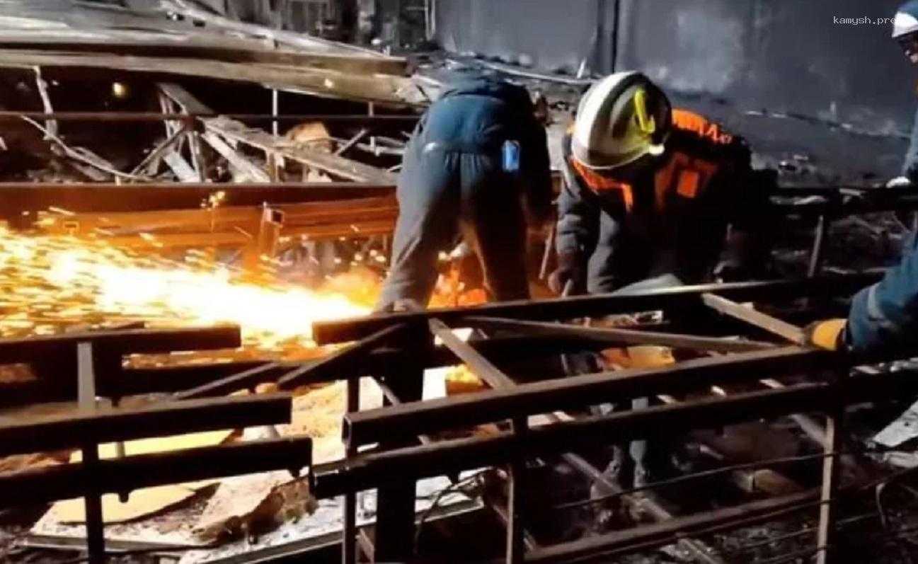 Специалисты после теракта разбирают завалы в «Крокусе» без использования техники