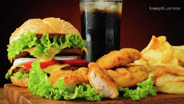 Диетолог поделилась, насколько часто можно позволить себе вредную еду