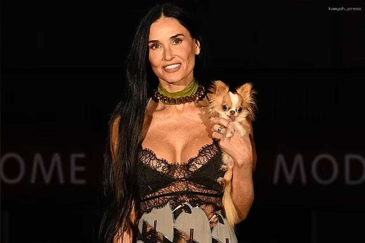 Деми Мур на показе Gucci привлекла внимание фотографов