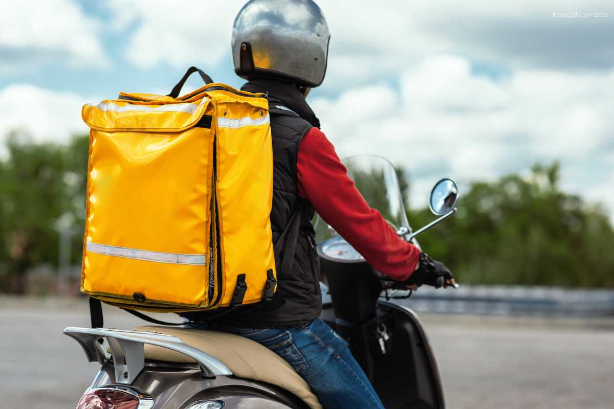 В Москве курьеров заставят выглядеть опрятно и не гонять