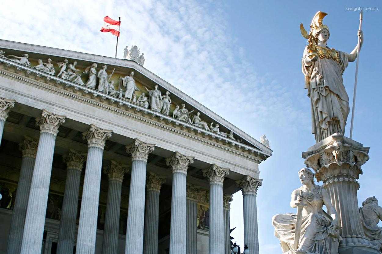 Глава МВД Австрии оговорился, говоря о пропаганде халифата