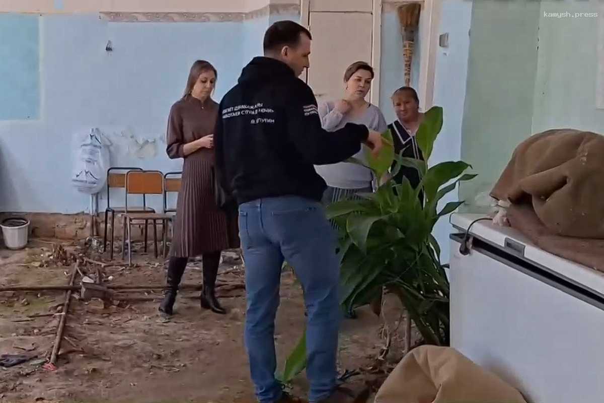 Через пол в сельской школе в ЕАО пробилось растение