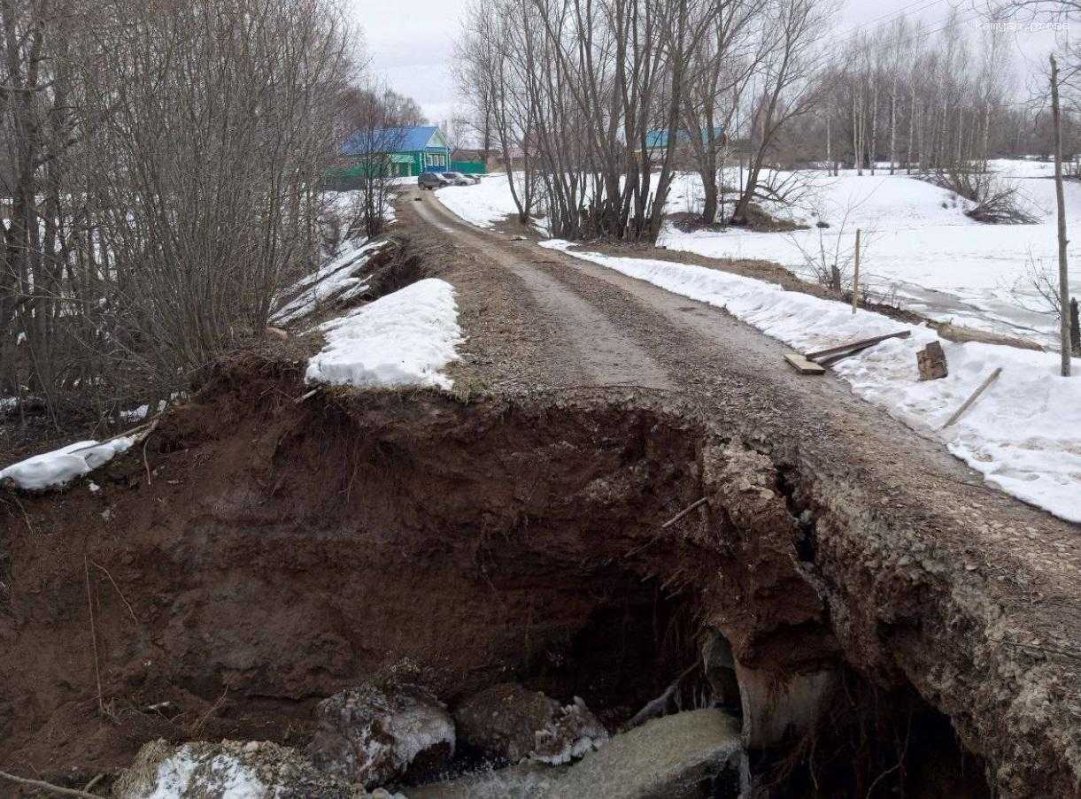 Паводок разрушил дамбу пруда в Марий Эл