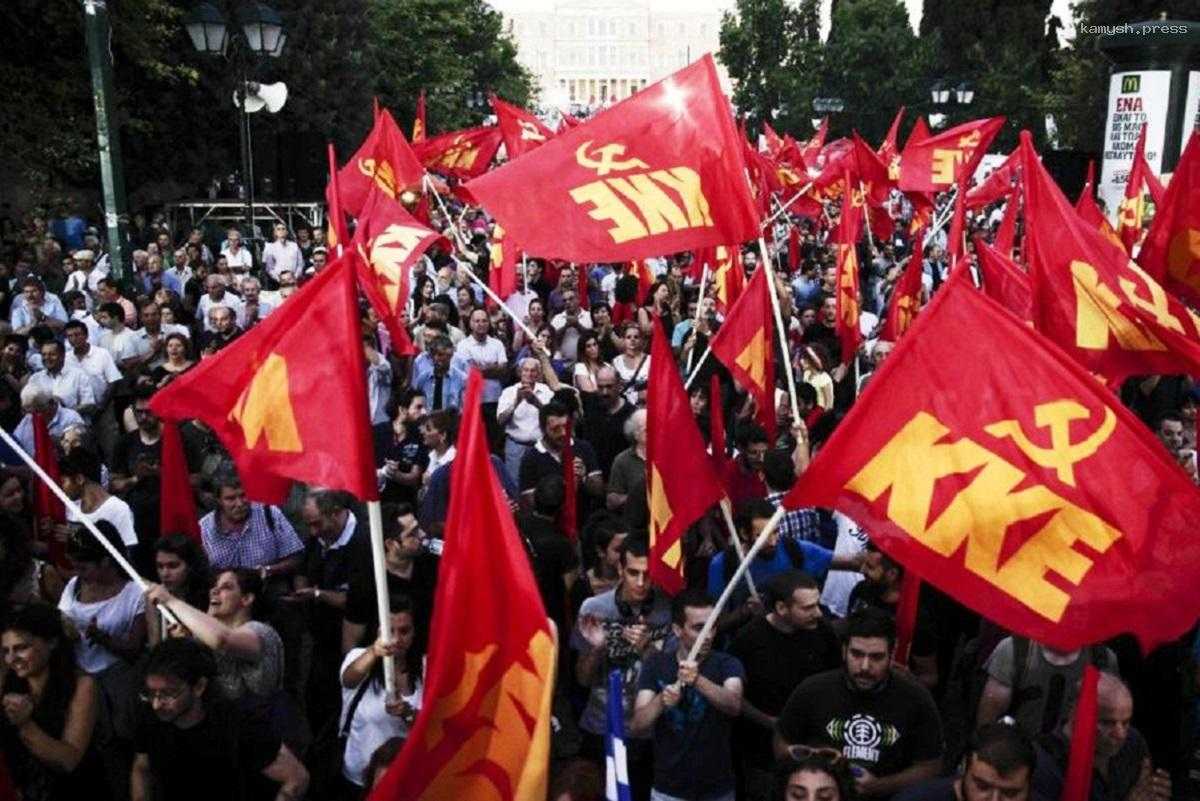 Члены Компартии Греции остановили и заставили уехать в обратном направлении поезд с американскими танками