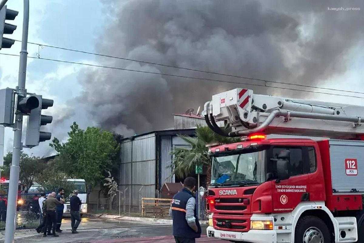 Крупный пожар бушует на заводе по производству резины в Измире, пламя перекинулось на соседнее предприятие