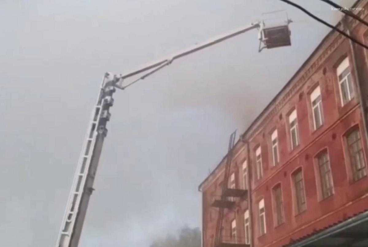 Площадь пожара в Подмосковье составила 3600 квадратных метров, огнеборцы стараются не допустить огонь на пристройки