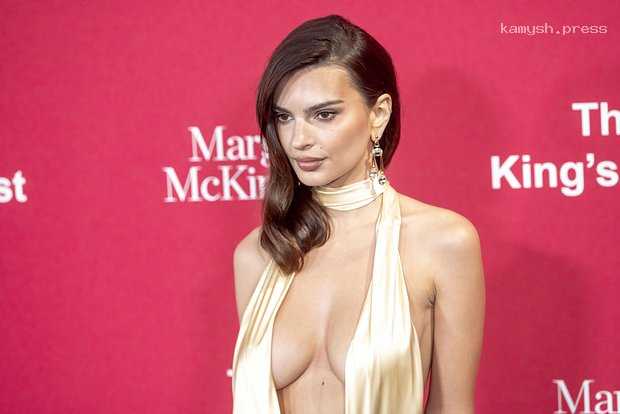 Супермодель из США вышла в свет без бюстгальтера