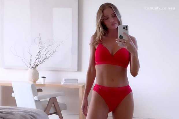 Подруга Джейсона Стэйтема продемонстрировала фигуру в бикини