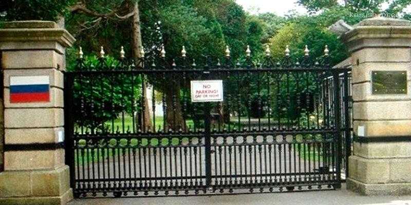 Суд Ирландии частично оправдал водителя, намеренно врезавшегося на грузовике в ворота российского посольства