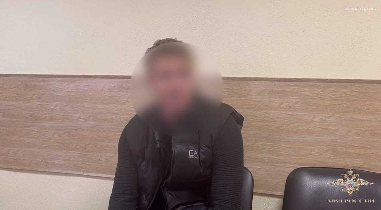 В Красноярске мужчина в полицейской форме станцевал на эвакуаторе