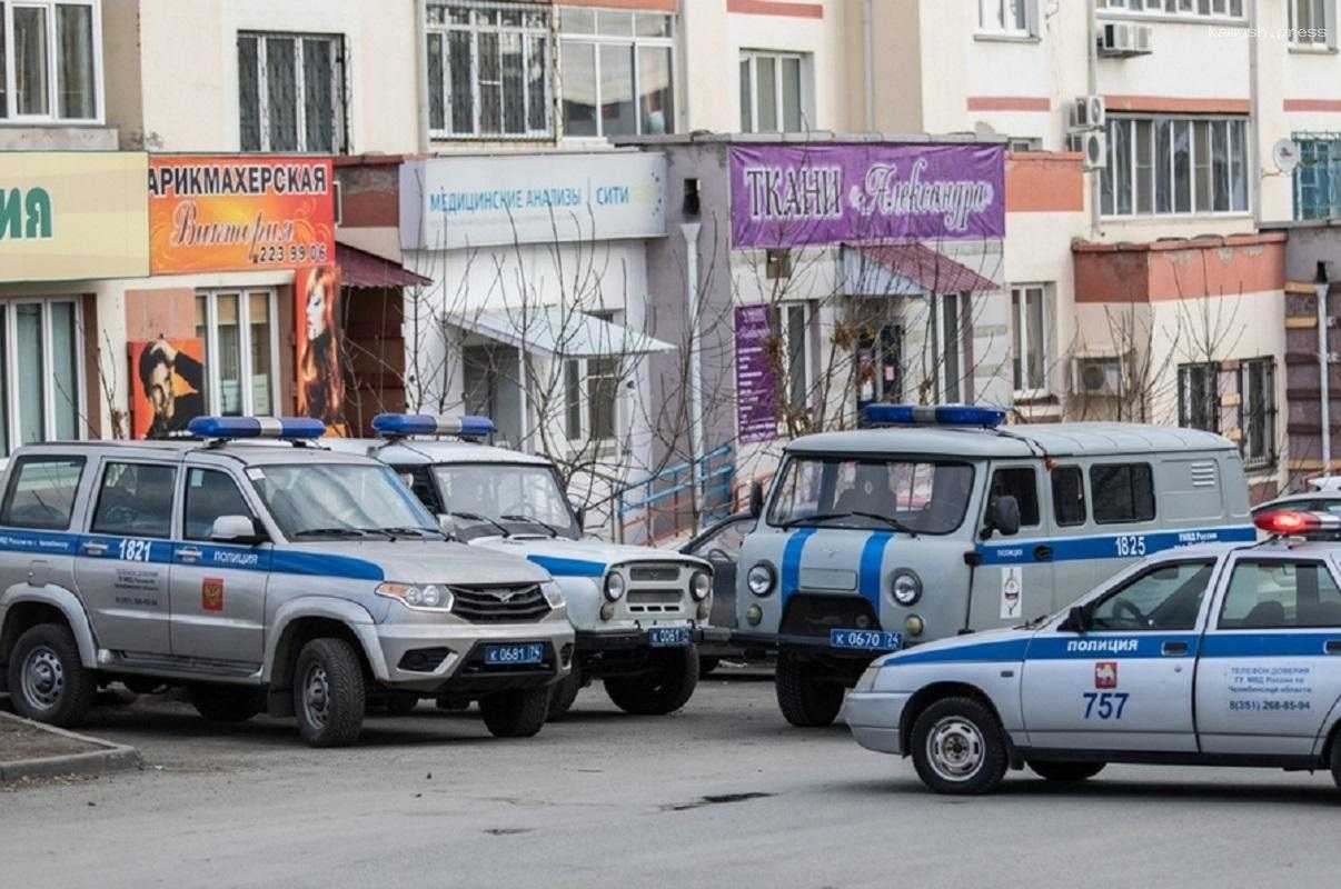 Полицейские увезли в психбольницу обнаженного мужчину, бросавшегося на людей в центре Челябинска