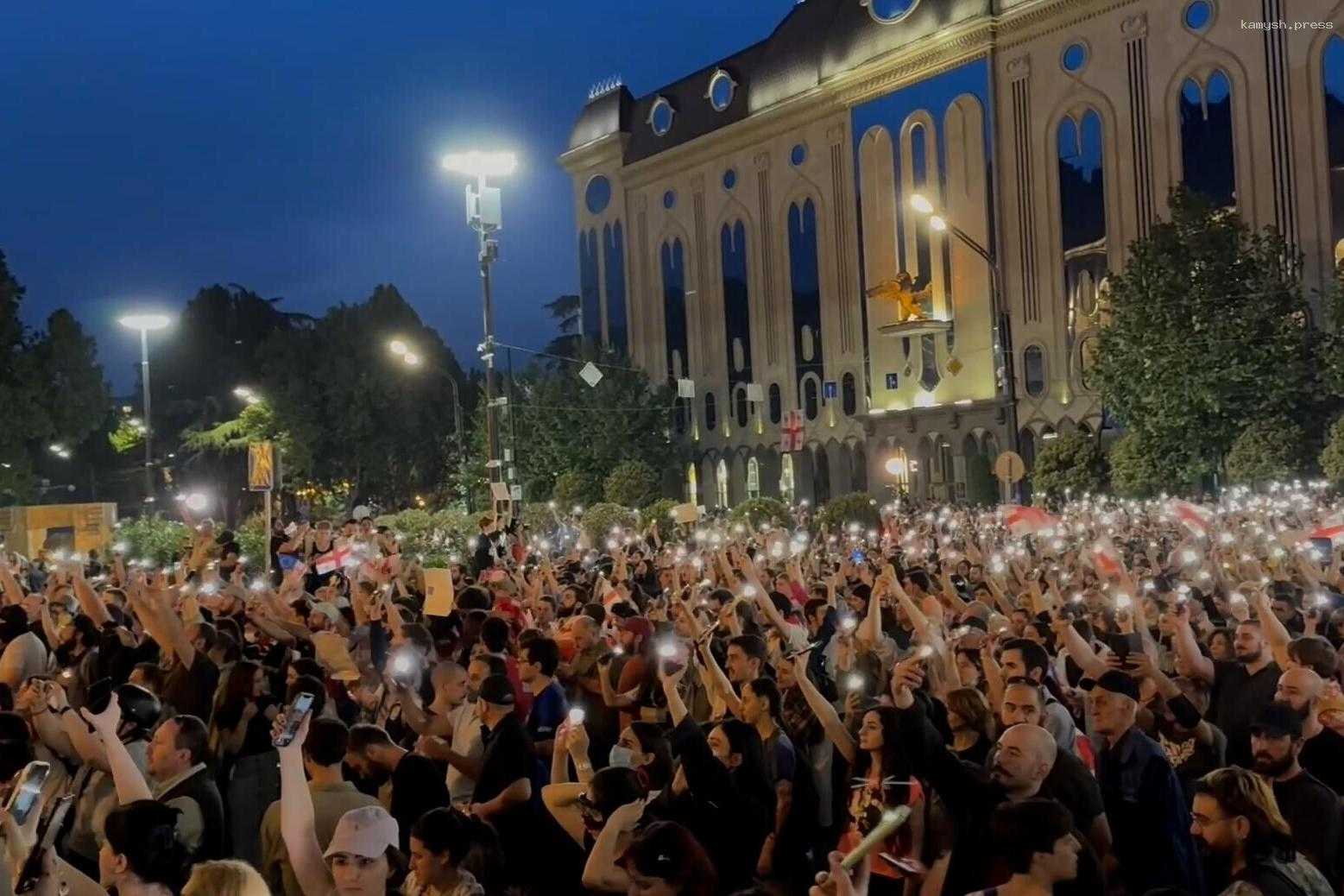 Протестующие в Тбилиси пытались сжечь флаг России