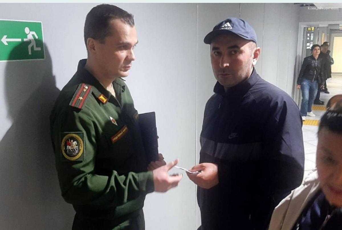 В аэропорту и вокзале Новосибирска силовики проверили 700 мигрантов, оформлено 4 административных протокола